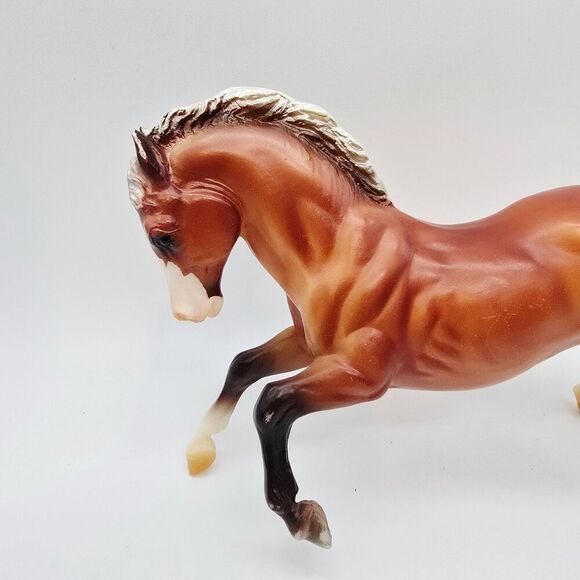 Breyer Classic Fighting Stallion Silver Bay - Picture 11 of 12